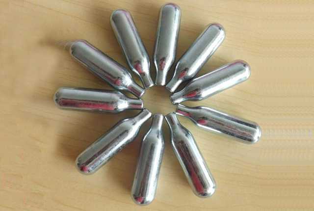 環保碳氫（qīng）清洗劑除鋼瓶（píng）上炭（tàn）灰案例